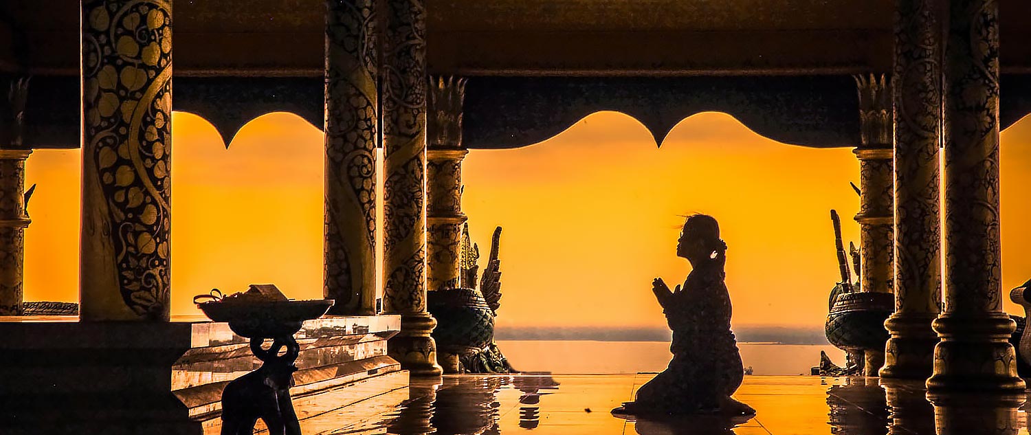 priere temple bouddhiste thailande